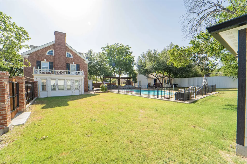 1002 E Lindsey Street Breckenridge TX 76424