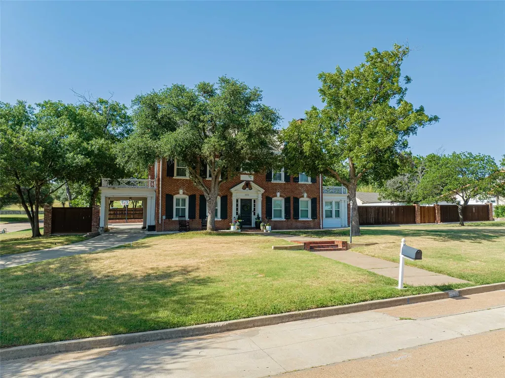 1002 E Lindsey Street Breckenridge TX 76424