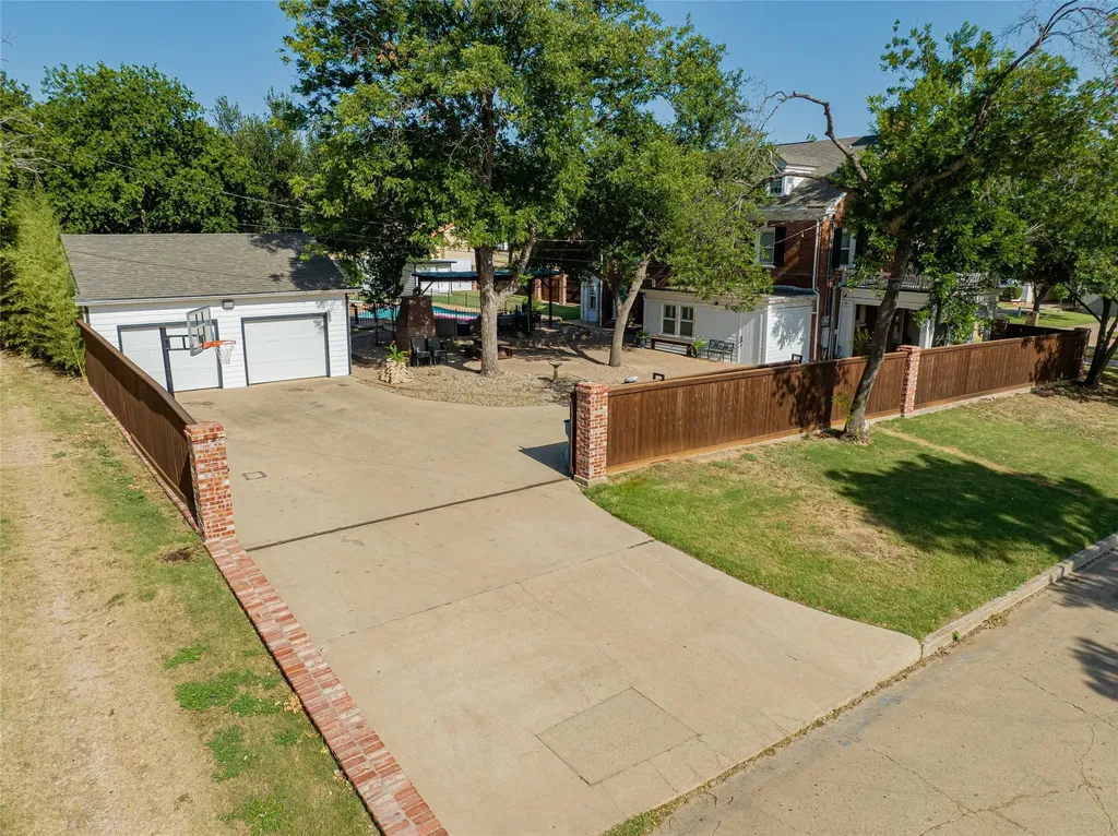 1002 E Lindsey Street Breckenridge TX 76424