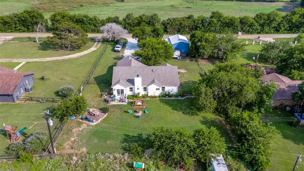 1052 Meandering Way China Spring TX 76633