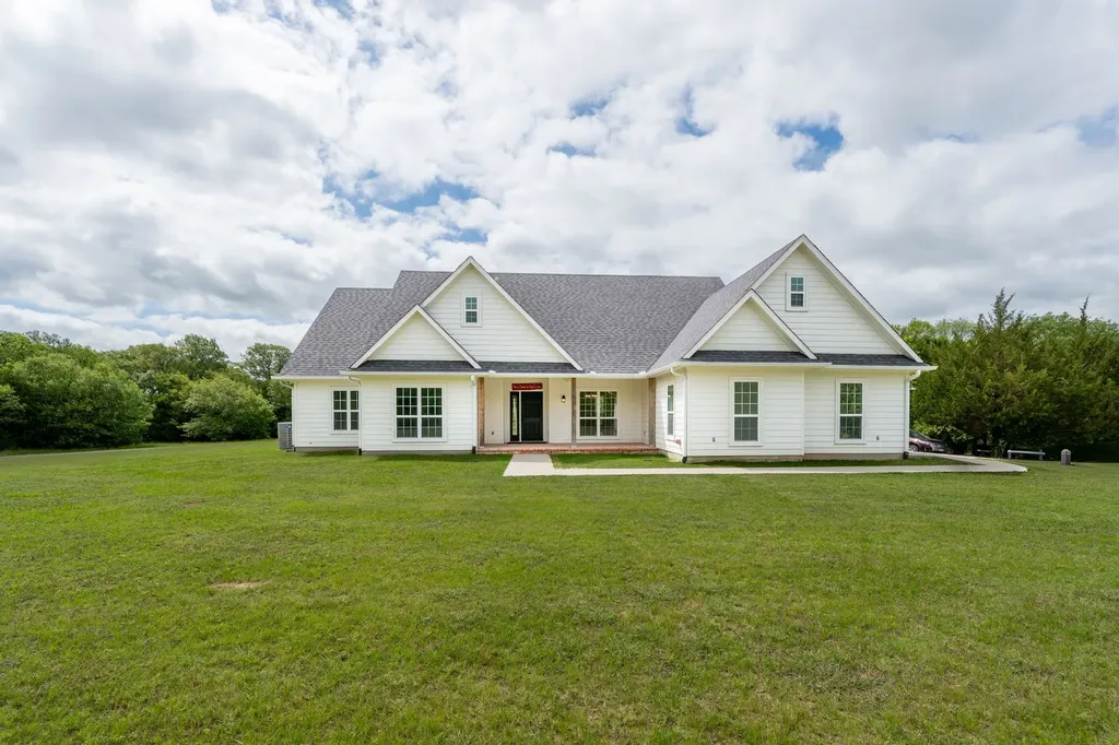 38 Jubilee Farm Road Bells TX 75414