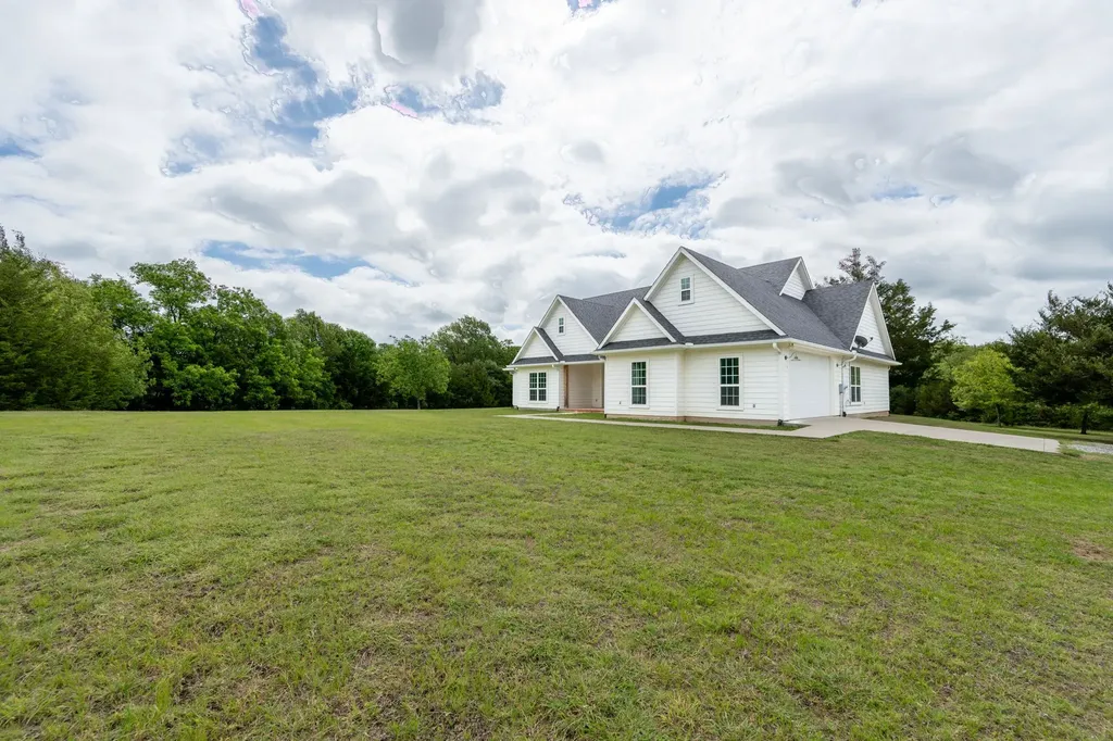 38 Jubilee Farm Road Bells TX 75414