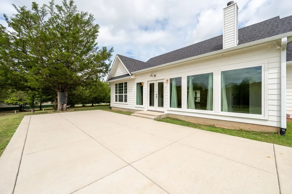 38 Jubilee Farm Road Bells TX 75414