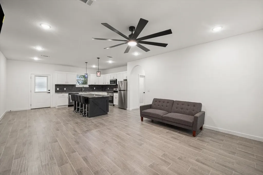 6771 NW County Road 1146 Barry TX 75102