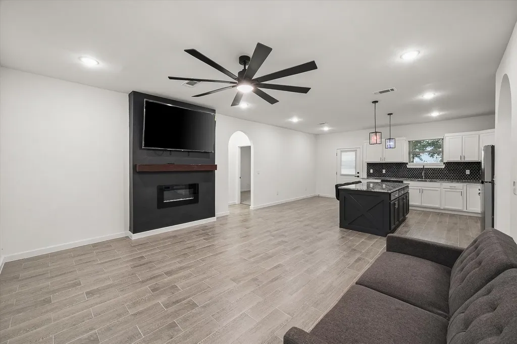 6771 NW County Road 1146 Barry TX 75102