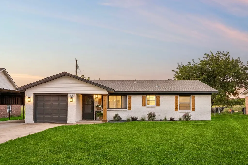104 E Oak Street Gunter TX 75058