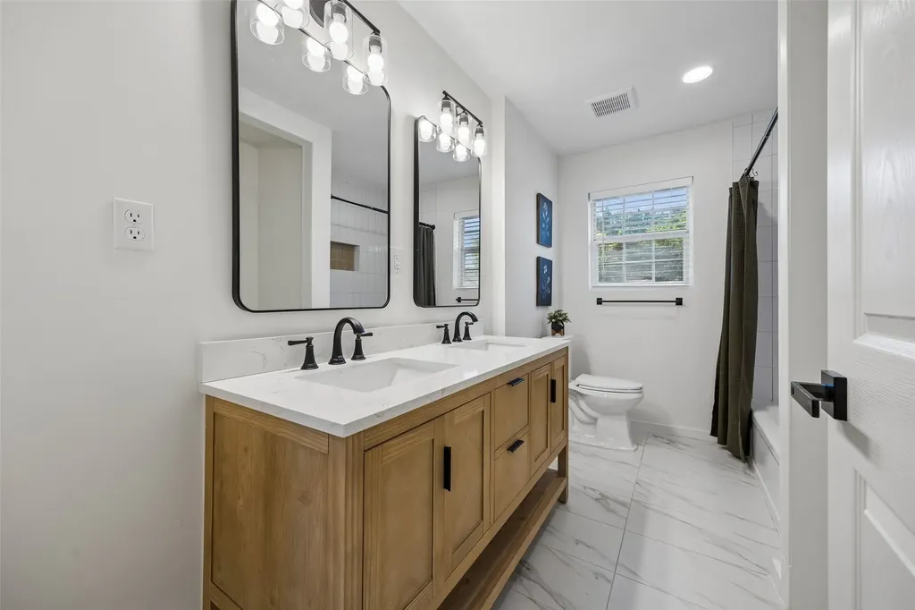 104 E Oak Street Gunter TX 75058