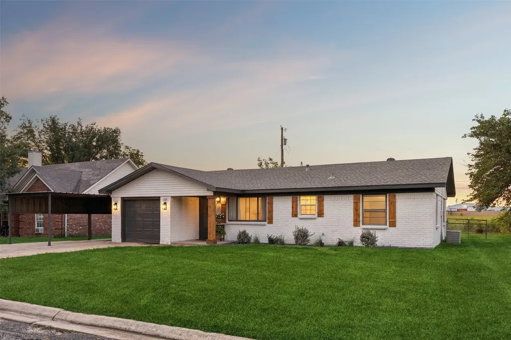 104 E Oak Street Gunter TX 75058