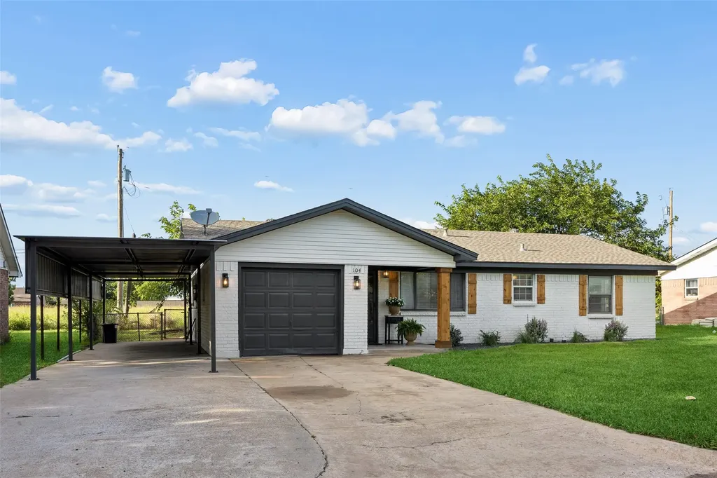 104 E Oak Street Gunter TX 75058