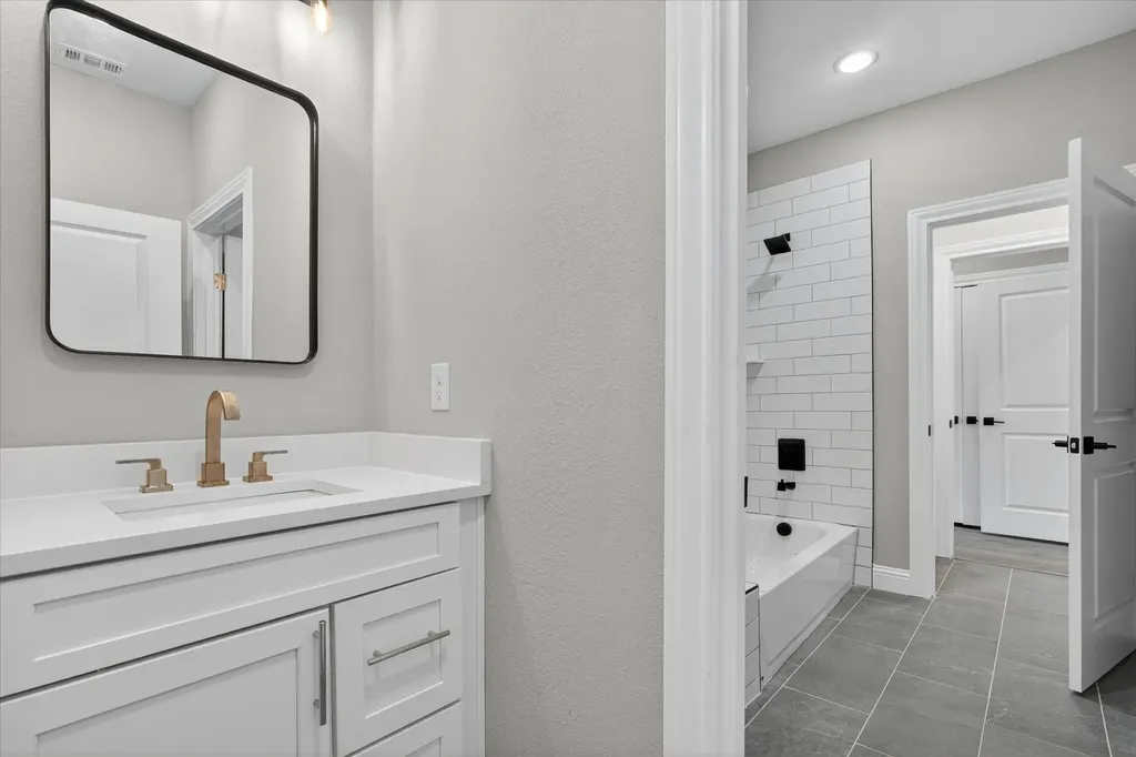804 Premier Grand Prairie TX 75051
