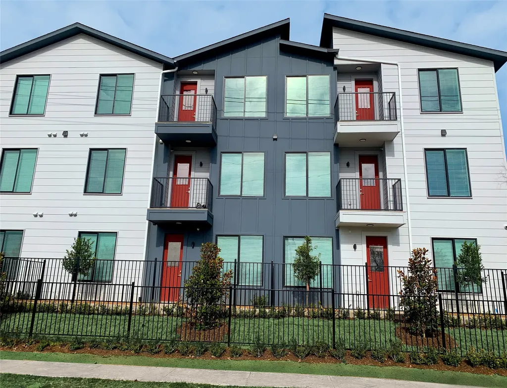 3235 Dallas Street Dallas TX 75210