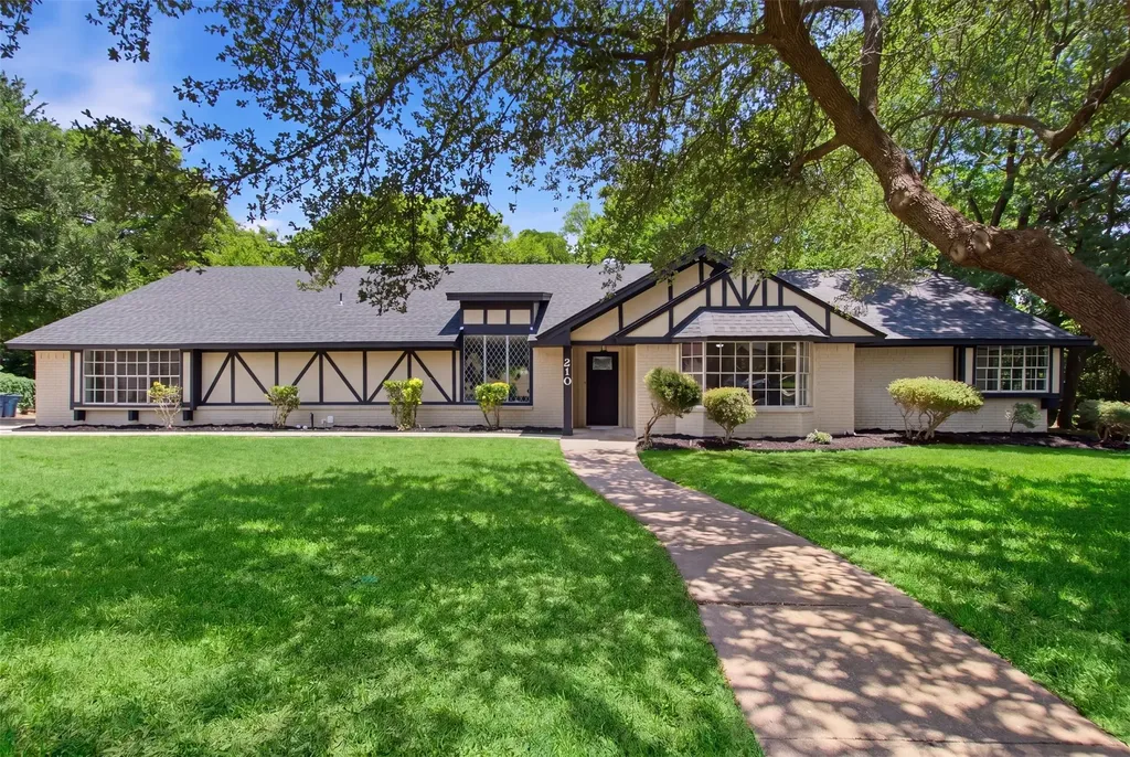 210 Squirebrook Drive Desoto TX 75115