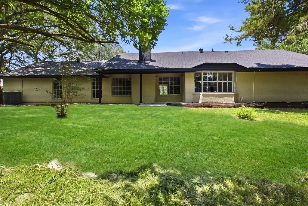210 Squirebrook Drive Desoto TX 75115