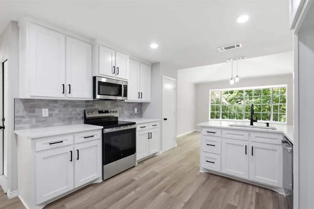 210 Squirebrook Drive Desoto TX 75115