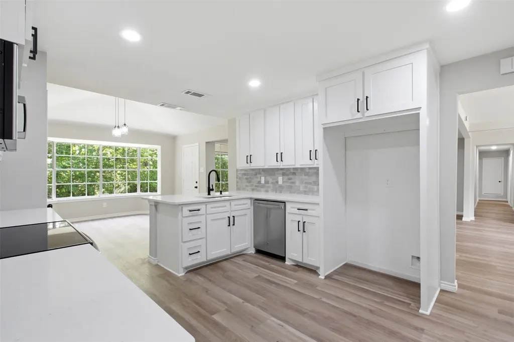 210 Squirebrook Drive Desoto TX 75115