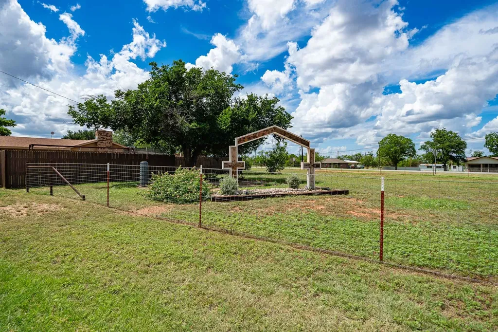 616 W Main Street Bronte TX 76933