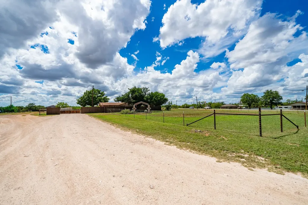 616 W Main Street Bronte TX 76933