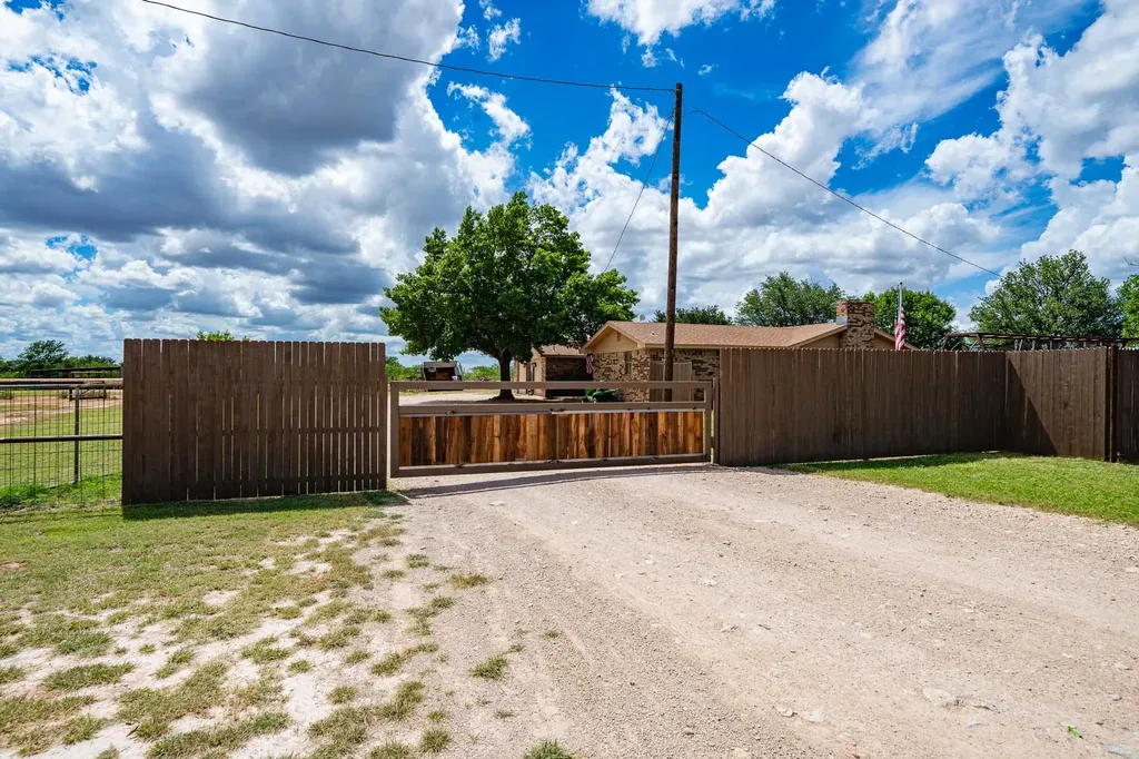 616 W Main Street Bronte TX 76933