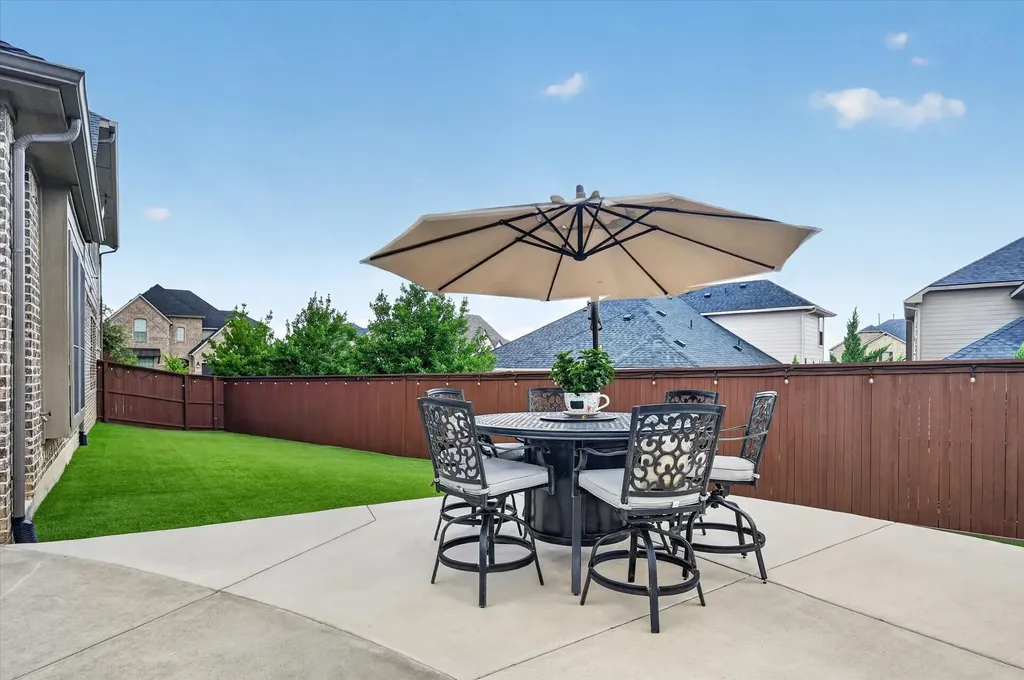 1812 Briscoe Drive Lantana TX 76226