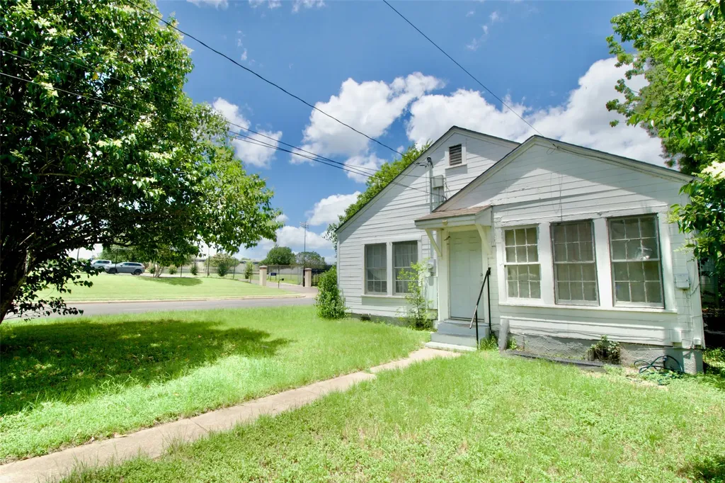 2224 Live Oak Avenue Waco TX 76708