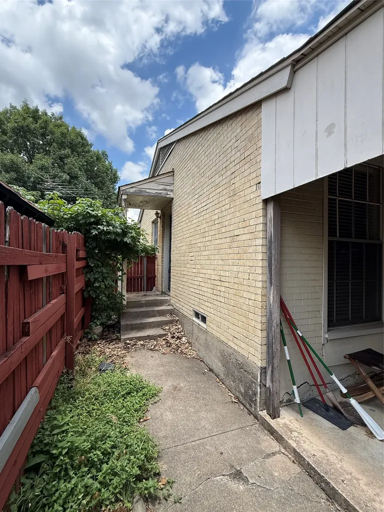 2114 Glengariff Drive Dallas TX 75228