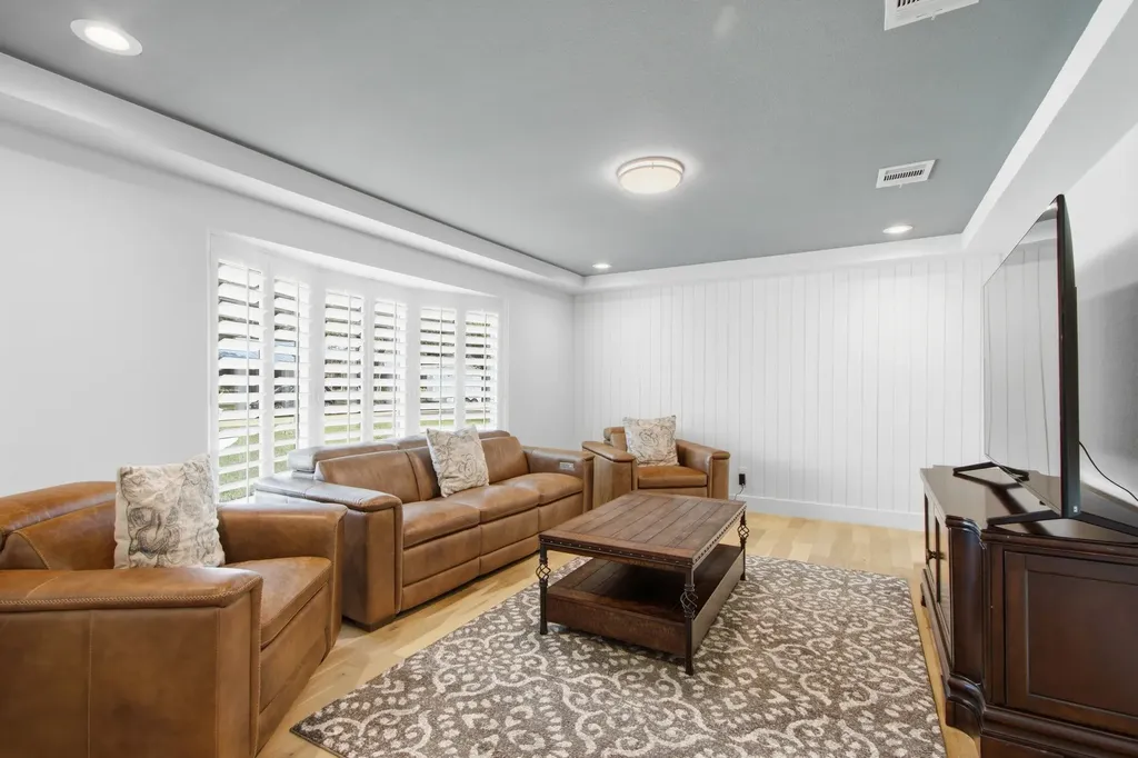 4416 Laren Lane Dallas TX 75244