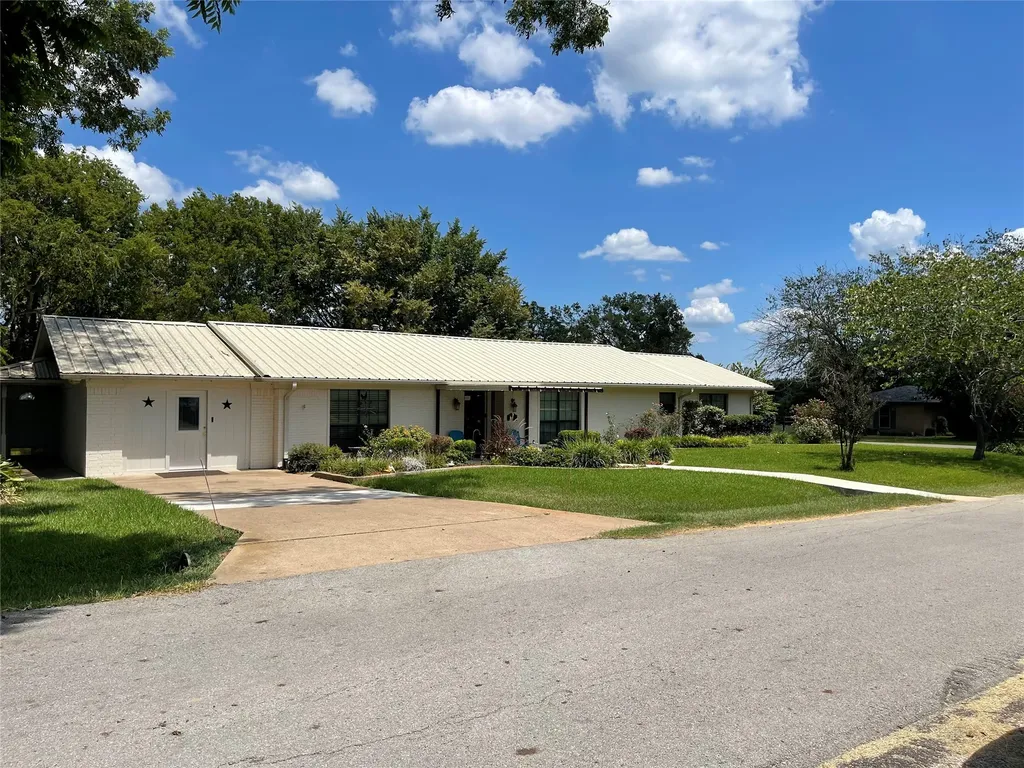 403 N Hall Street Fairfield TX 75840