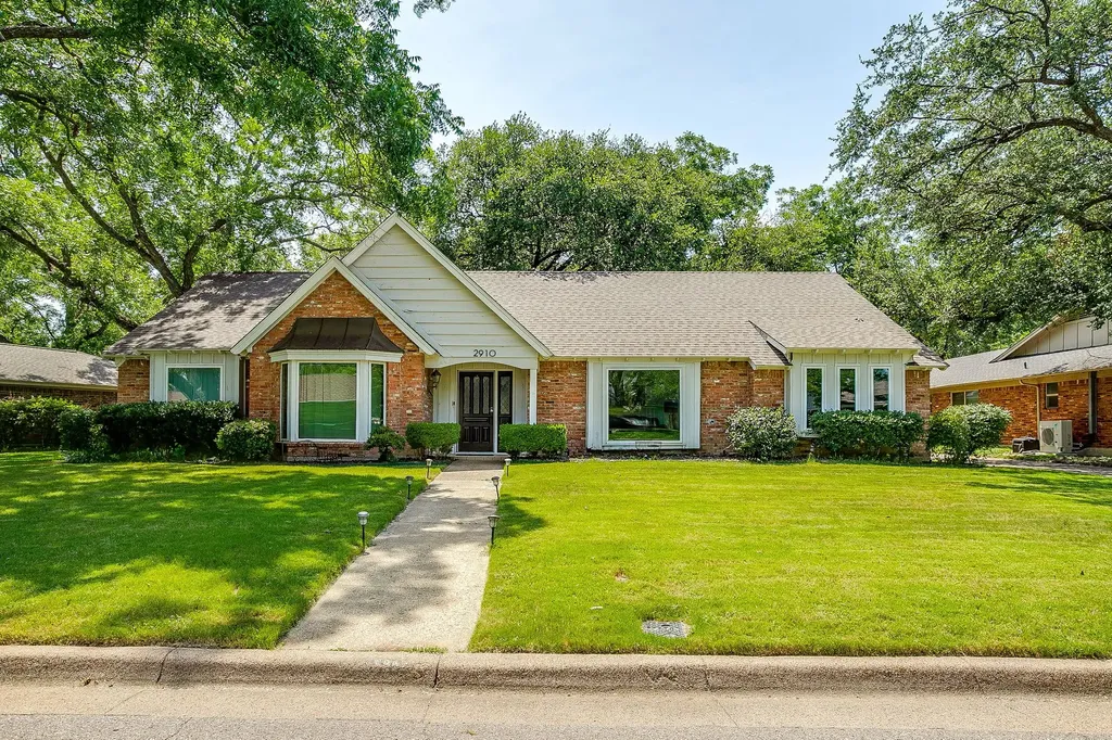 2910 Glasgow Drive Arlington TX 76015