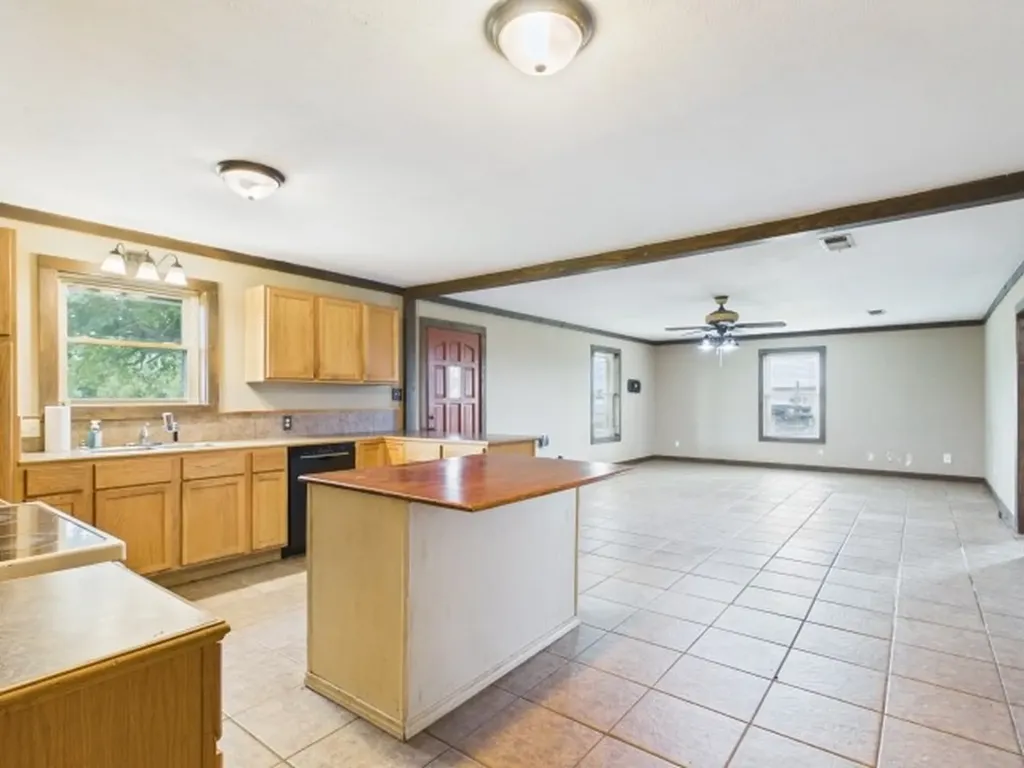 29118 N State Highway 19 Athens TX 75752