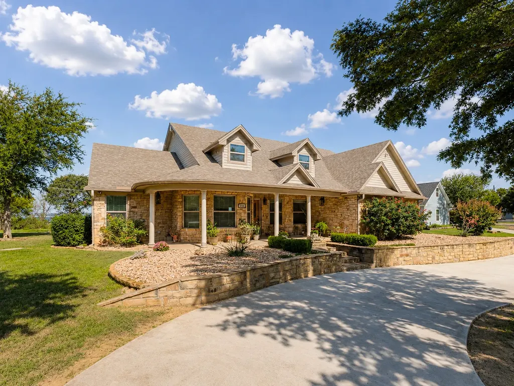 711 Crows Point Lake Bridgeport TX 76426