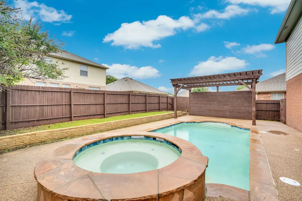 1113 Skylark Drive Burleson TX 76028