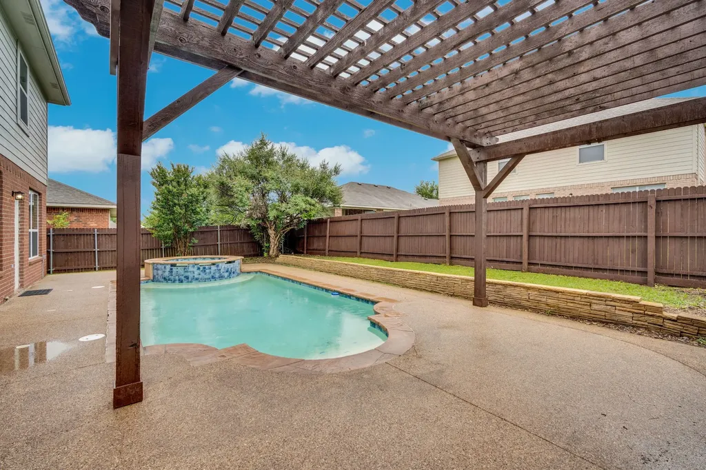 1113 Skylark Drive Burleson TX 76028