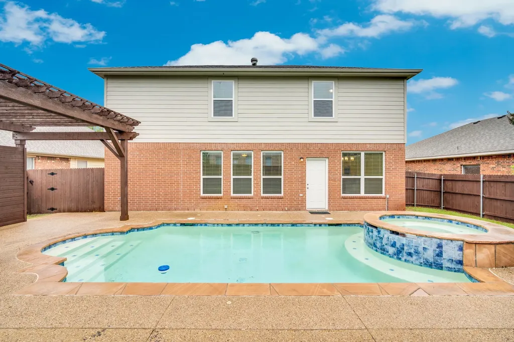 1113 Skylark Drive Burleson TX 76028