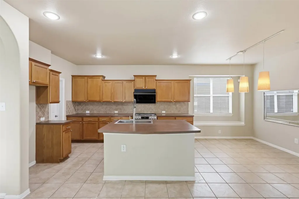1833 Forsythe Drive Savannah TX 76227