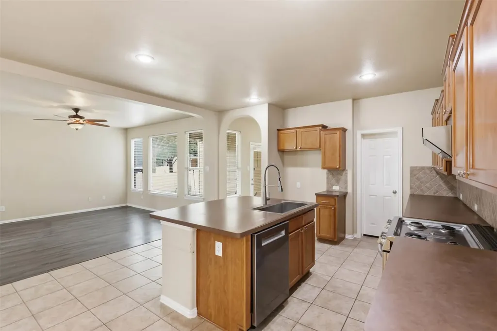 1833 Forsythe Drive Savannah TX 76227