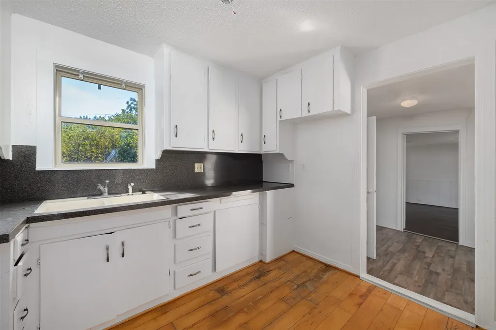 102 San Saba Avenue Benbrook TX 76126