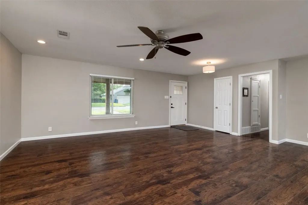 702 Commerce Street Euless TX 76040