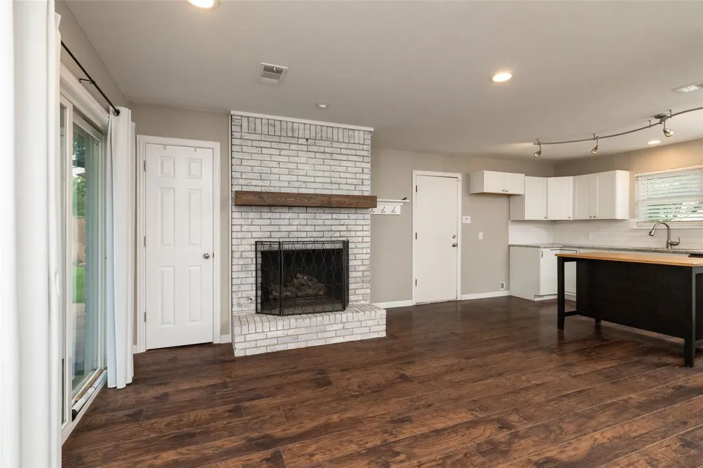702 Commerce Street Euless TX 76040