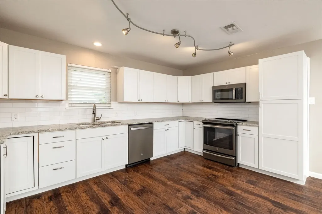 702 Commerce Street Euless TX 76040
