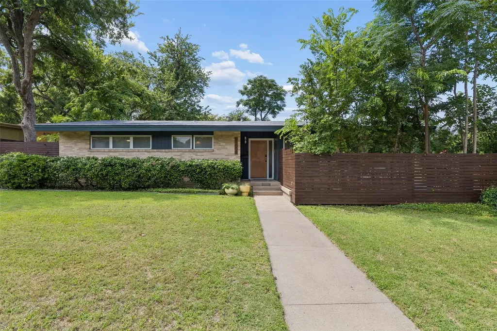 Dallas TX, 11008 Quail Run Street