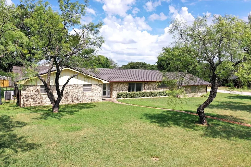 281 Oak Ridge Street Jacksboro TX 76458