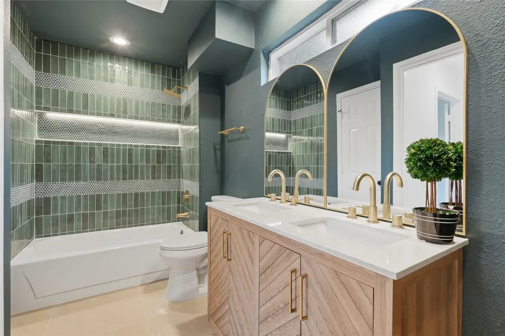 17118 Planters Row Addison TX 75001