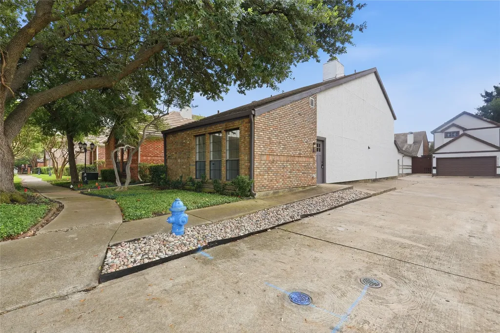 17118 Planters Row Addison TX 75001