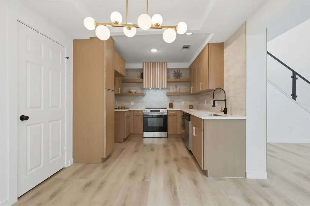 17118 Planters Row Addison TX 75001