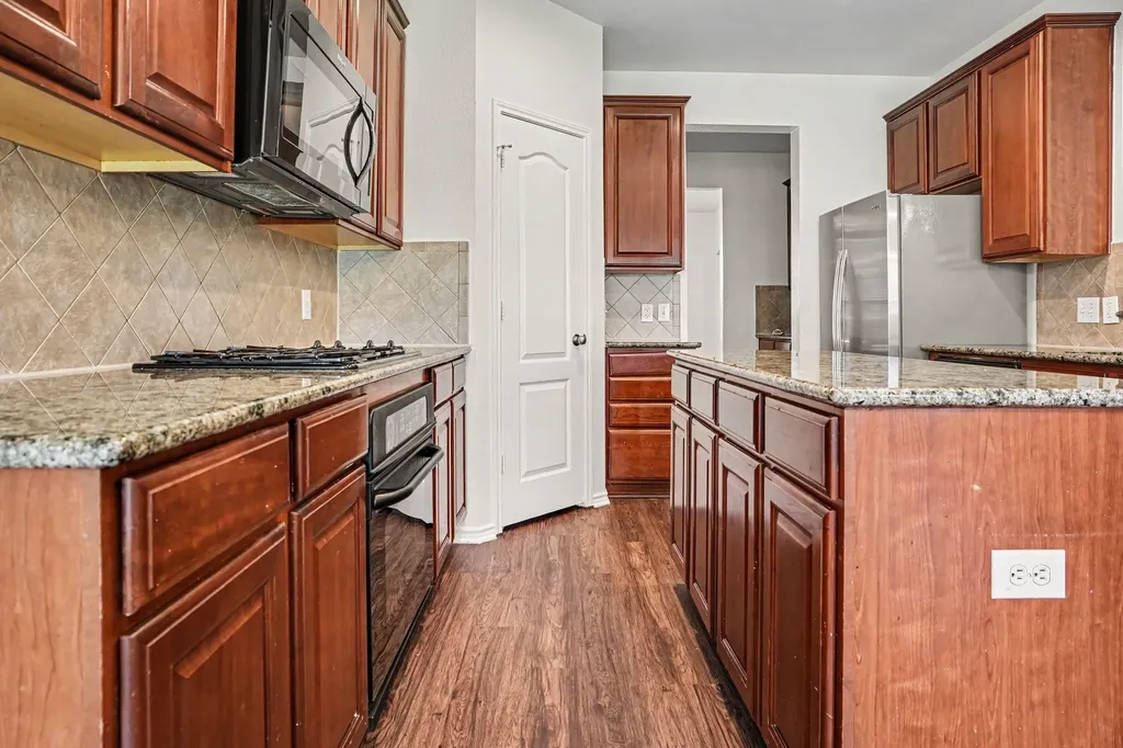 2836 Tranquilo Grand Prairie TX 75054