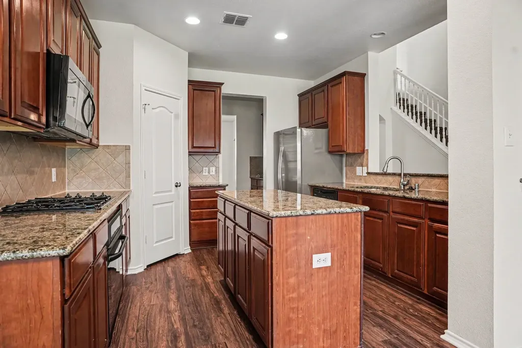 2836 Tranquilo Grand Prairie TX 75054