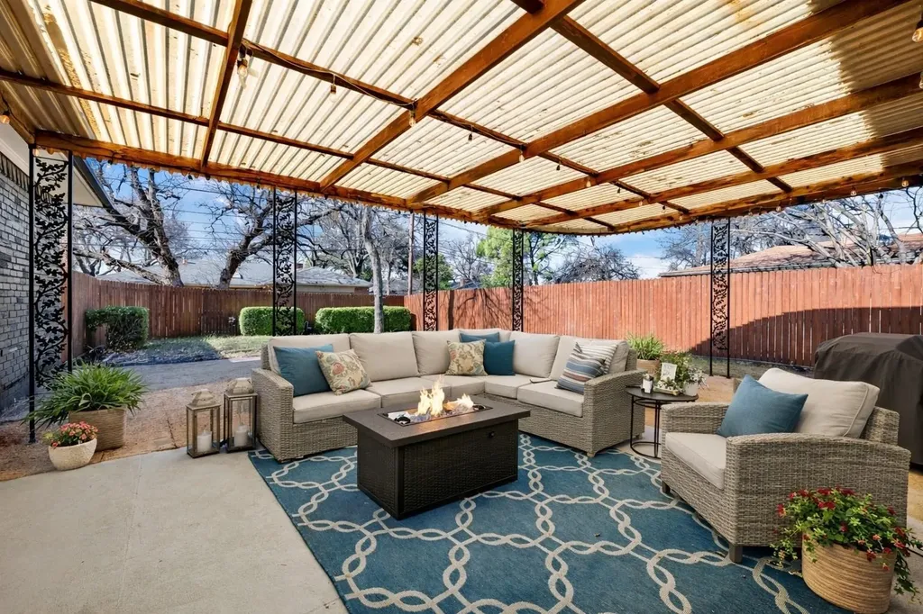 5821 Clendenin Avenue Dallas TX 75228