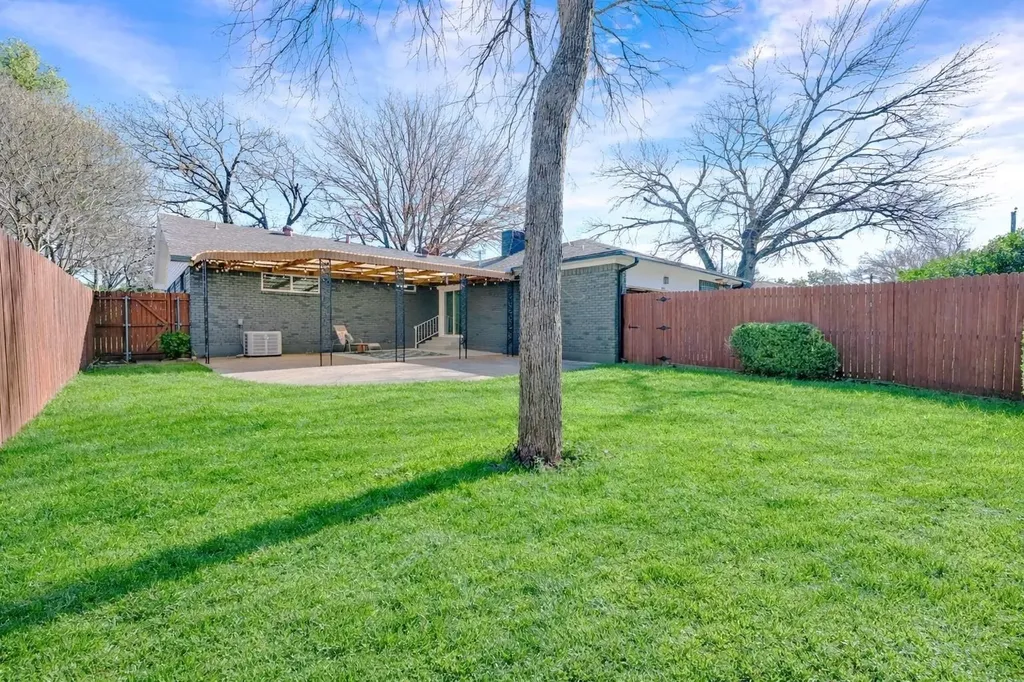 5821 Clendenin Avenue Dallas TX 75228
