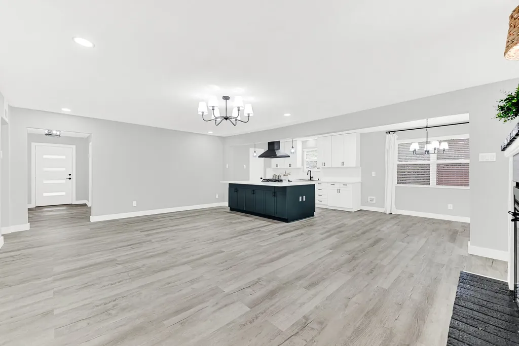 5821 Clendenin Avenue Dallas TX 75228
