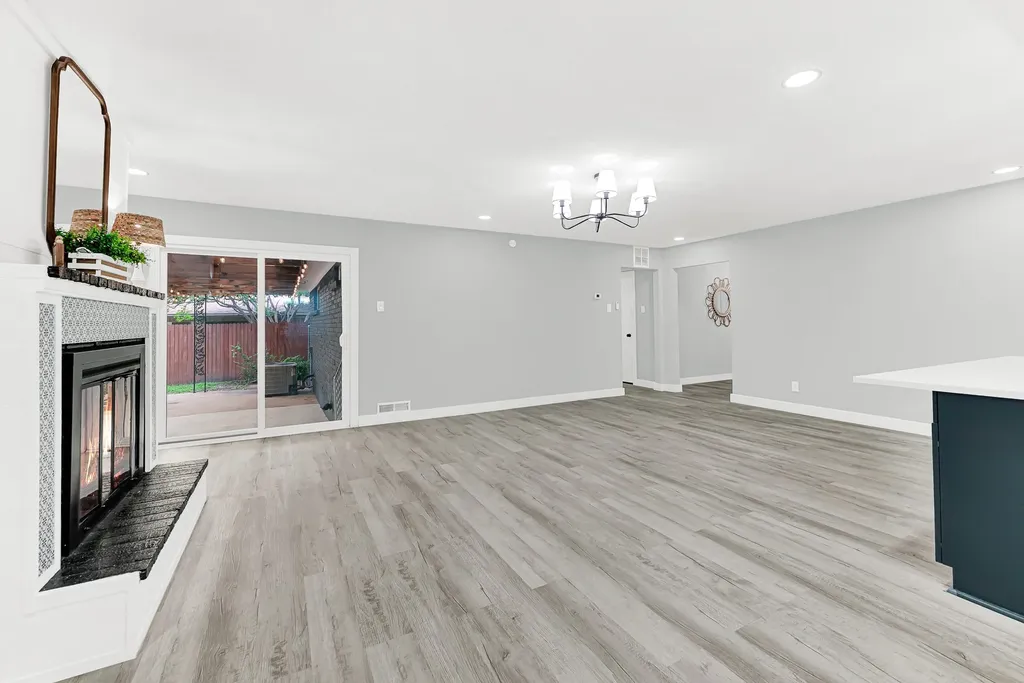 5821 Clendenin Avenue Dallas TX 75228